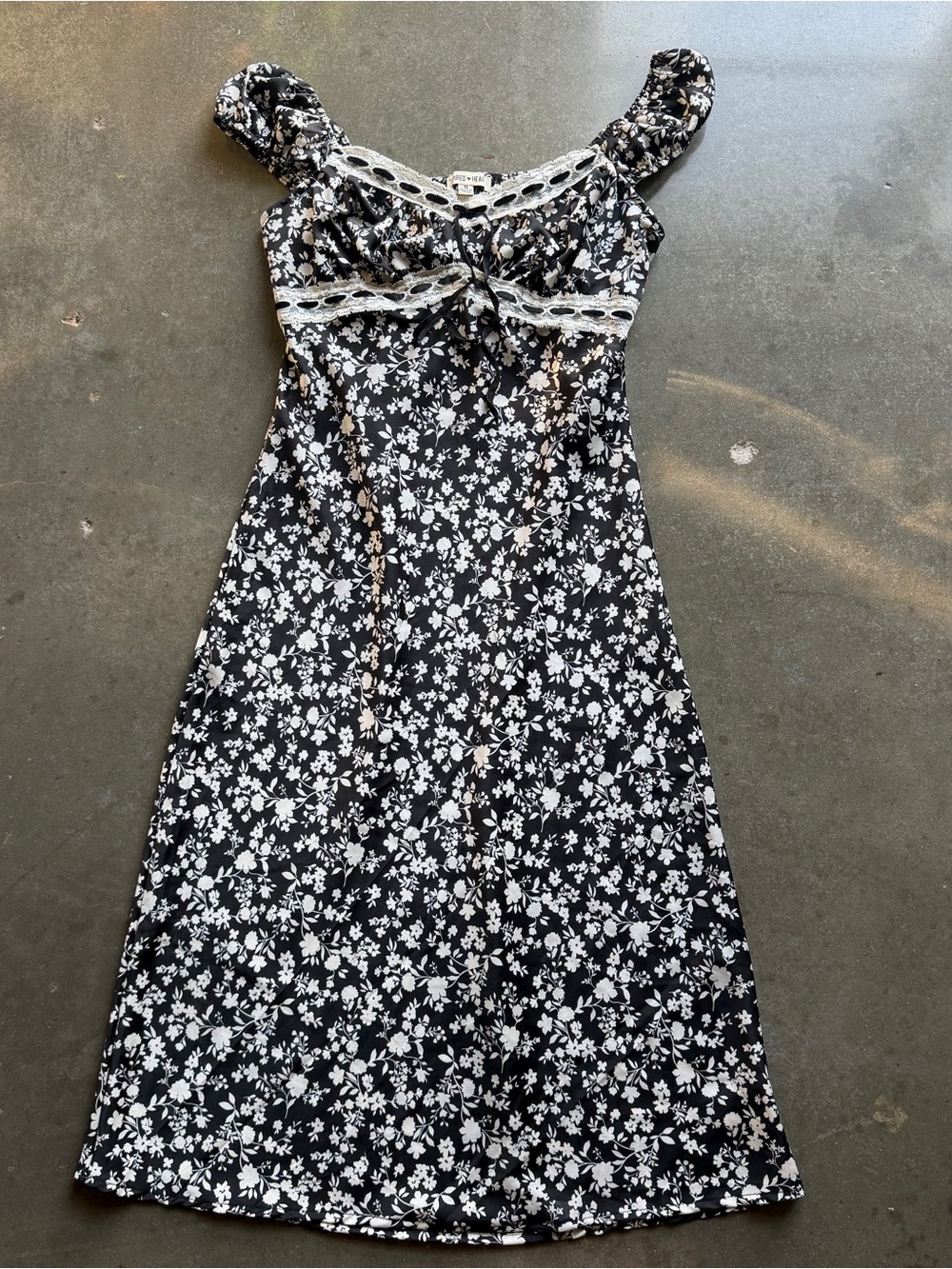 Y2K Black and White floral cap sleeve lace and velvet trim bodice midi dress M